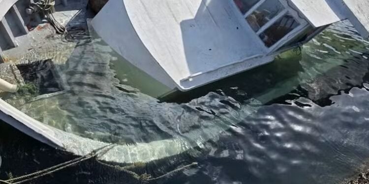 Barco afunda no Canal do Itajuru; vistoria não aponta danos ambientais, em Cabo Frio