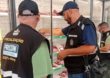 Denúncia de carne imprópria leva fiscalização a mercado em Rio das Ostras