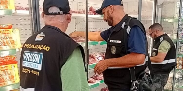 Denúncia de carne imprópria leva fiscalização a mercado em Rio das Ostras