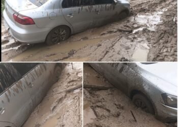 Carro atola em rua de terra e expõe problemas de infraestrutura em Rio das Ostras