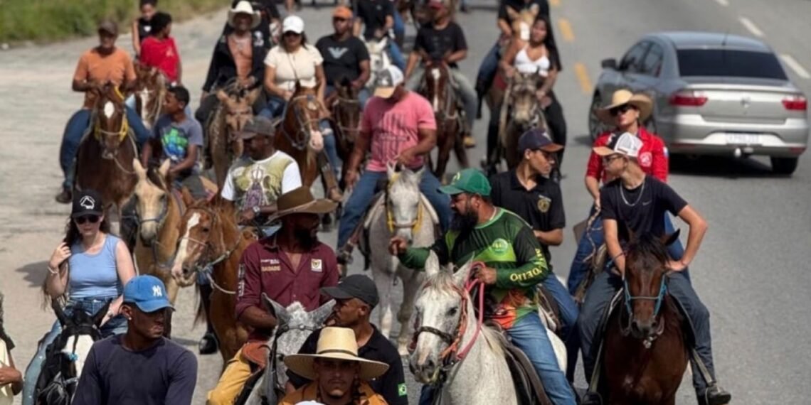 Cavalgada de Nossa Senhora Aparecida reúne cerca de 500 participantes em Araruama