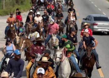 Cavalgada de Nossa Senhora Aparecida reúne cerca de 500 participantes em Araruama