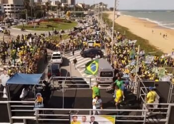 Flávio Bolsonaro percorre cidades da região em agenda de campanha