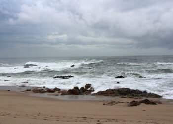 Do calorão à chuva: frente fria chega de surpresa com rajadas de vento e muda tempo no domingo (6)