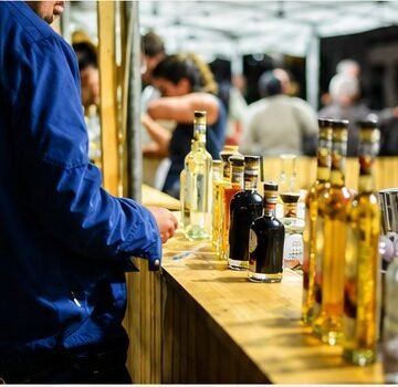 Feira da Cachaça reúne produtores e shows gratuitos em Cabo Frio