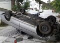 Acidente deixa duas pessoas feridas e derruba poste em Arraial do Cabo