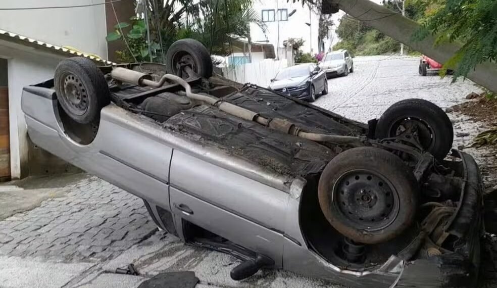 Acidente deixa duas pessoas feridas e derruba poste em Arraial do Cabo