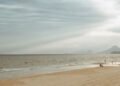 Semana começa com sol entre nuvens e mar agitado na região Costa do Sol