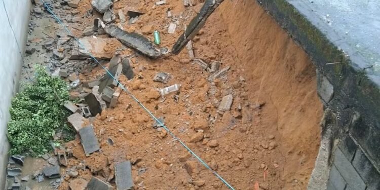 Muro de casa cai durante chuva em Maricá; bairros registram alagamentos
