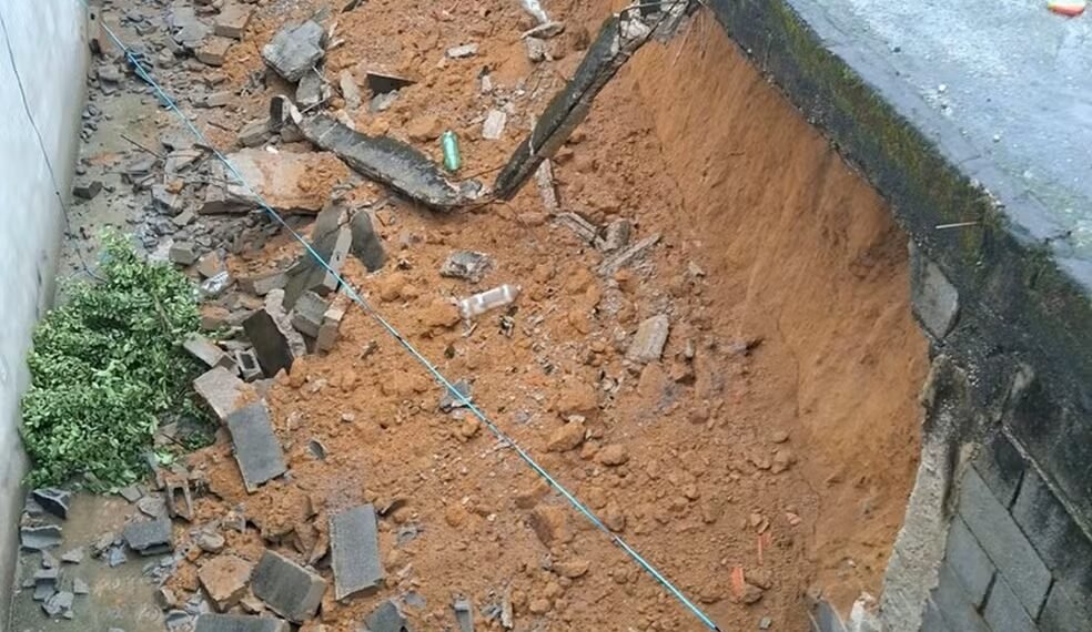 Muro de casa cai durante chuva em Maricá; bairros registram alagamentos