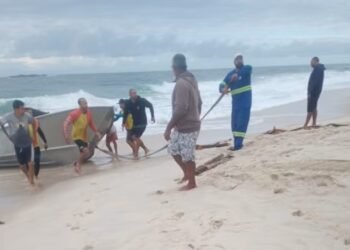 Homem está desaparecido após barco virar durante pescaria em Saquarema