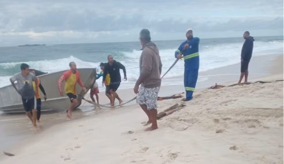 Homem está desaparecido após barco virar durante pescaria em Saquarema