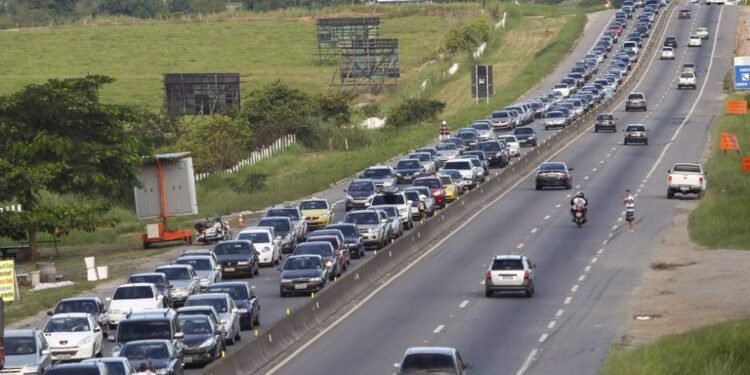 Feriado da Independência vai movimentar rodovias que levam à Costa do Sol; 530 mil veículos são esperados na BR-101