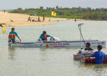 Barcos movidos a energia solar seguem em competição na Lagoa de Imboassica, em Macaé