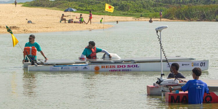 Barcos movidos a energia solar seguem em competição na Lagoa de Imboassica, em Macaé