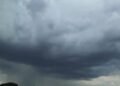 Céu escurece de repente e Defesa Civil alerta para chuva forte em Rio das Ostras