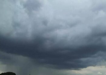 Céu escurece de repente e Defesa Civil alerta para chuva forte em Rio das Ostras