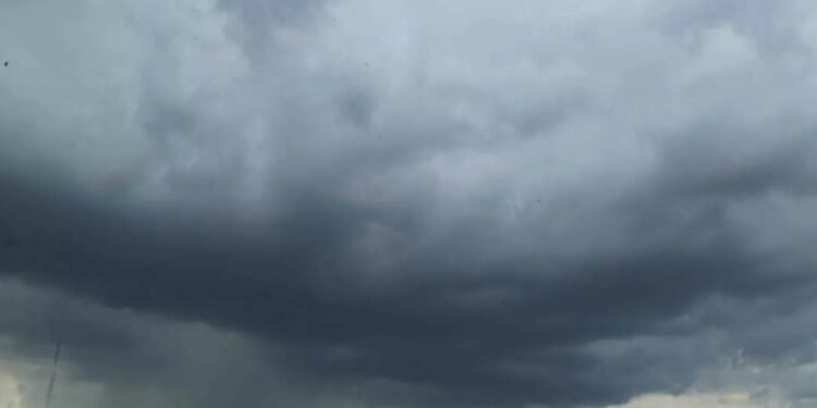 Céu escurece de repente e Defesa Civil alerta para chuva forte em Rio das Ostras