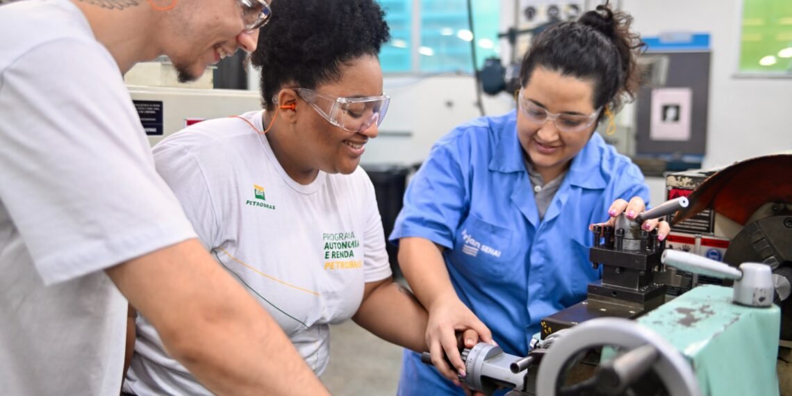 Petrobras abre 300 vagas em cursos gratuitos com bolsa em Macaé, Campos e Duque de Caxias
