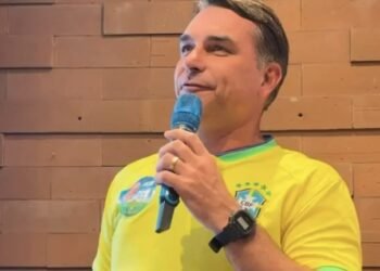 Flávio Bolsonaro anuncia pedido de anulação do segundo turno após derrota para Lula
