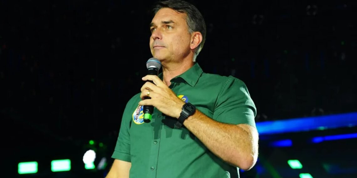 Flávio Bolsonaro teria ido para os EUA após ordem do STF; buscas por “Onde está Flavio” disparam no Google