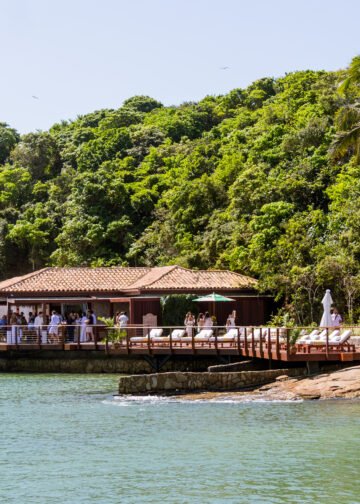 Nas Rocas Club abre novo capítulo na história da Ilha Rasa, em Búzios