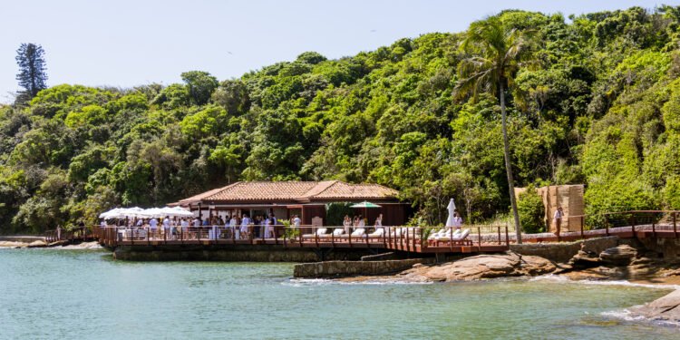Nas Rocas Club abre novo capítulo na história da Ilha Rasa, em Búzios