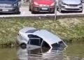 Carro cai em rio em Araruama; moradores se unem para salvar motorista