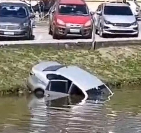 Carro cai em rio em Araruama; moradores se unem para salvar motorista